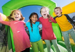 Comment organiser un anniversaire d’enfant inoubliable avec un château gonflable ?