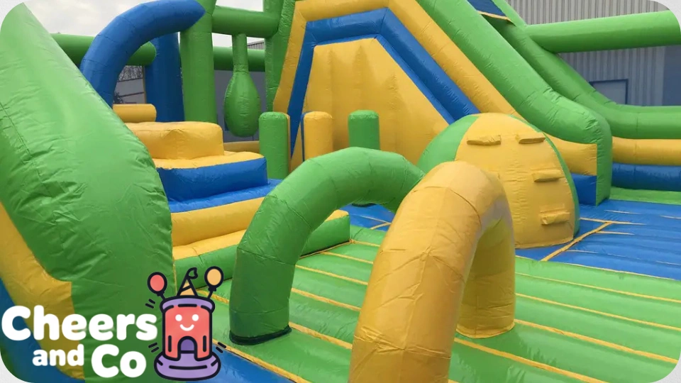 un parcours d'obstacles gonflable géant ou un toboggan gonflable, installé lors d'une kermesse à Fès, Maroc.